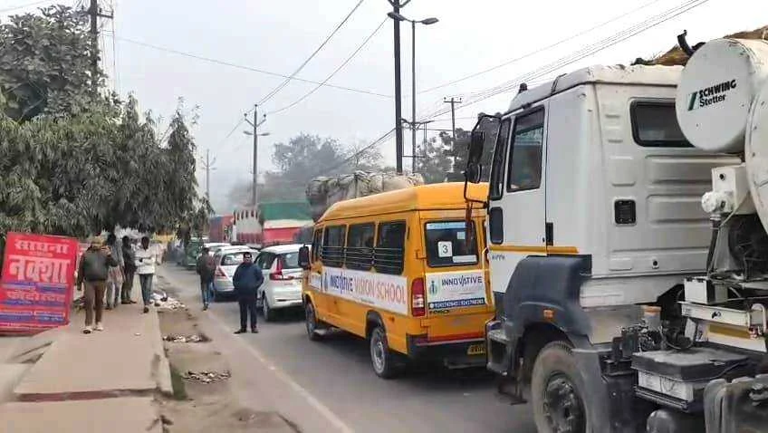 समस्तीपुर: बूढ़ी गंडक पुल पर दो ट्रक खराब होने से महाजाम, परीक्षार्थियों की छूटी परीक्षा 2