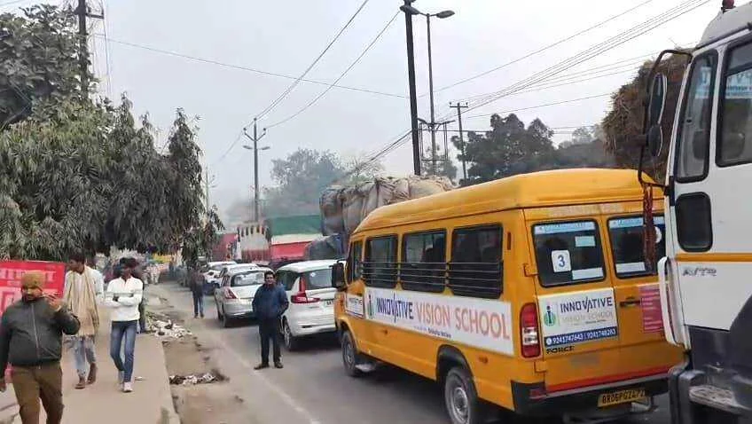 समस्तीपुर: बूढ़ी गंडक पुल पर दो ट्रक खराब होने से महाजाम, परीक्षार्थियों की छूटी परीक्षा 3