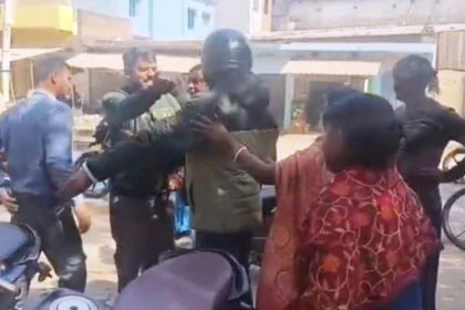 नालंदा: जमीनी विवाद में हुई मारपीट, महिला से मारपीट का वीडियो सोशल मीडिया पर वायरल, महिला गंभीर रूप से घायल 51