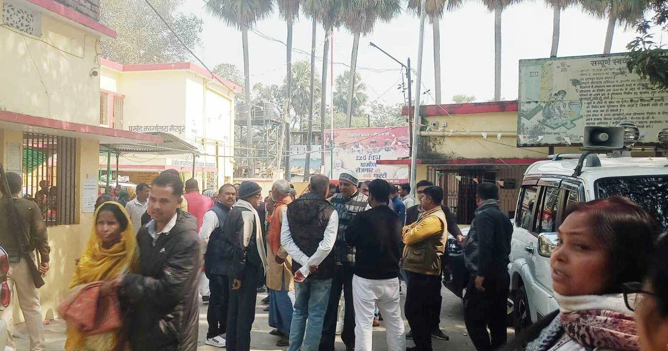 वीरपुर: 'कौन सुनेगा, किसको सुनाएं'- जल जमाव से त्रस्त वीरपुर बाजार बंद, सड़क पर उतरे ग्रामीण 2