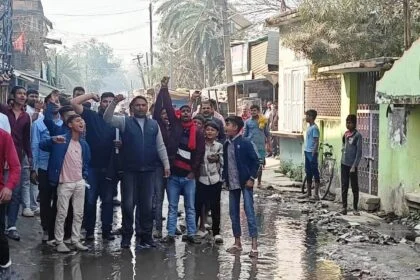 वीरपुर: 'कौन सुनेगा, किसको सुनाएं'- जल जमाव से त्रस्त वीरपुर बाजार बंद, सड़क पर उतरे ग्रामीण 2