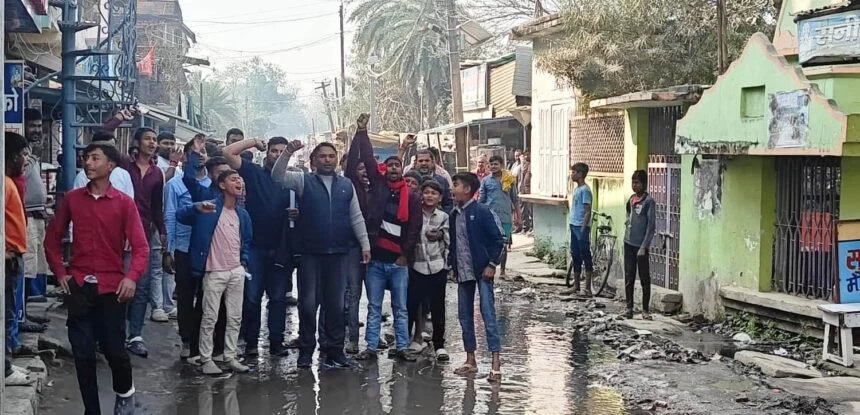 वीरपुर: 'कौन सुनेगा, किसको सुनाएं'- जल जमाव से त्रस्त वीरपुर बाजार बंद, सड़क पर उतरे ग्रामीण 1