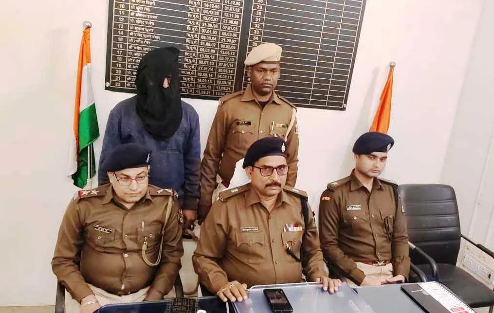 समस्तीपुर: कर्पूरीग्राम में बड़ी वारदात की साजिश नाकाम, दो देसी कट्टा और कारतूस के साथ शातिर गिरफ्तार 2