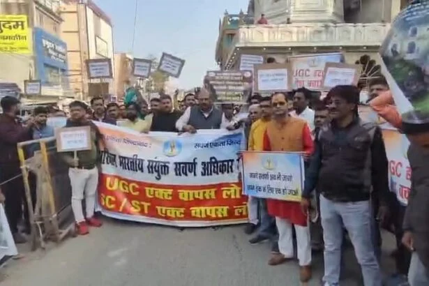 बेगूसराय में सवर्णों का हल्लाबोल: 'यूजीसी एक्ट' को बताया काला कानून, सांसद गिरिराज सिंह के खिलाफ नारेबाजी 9