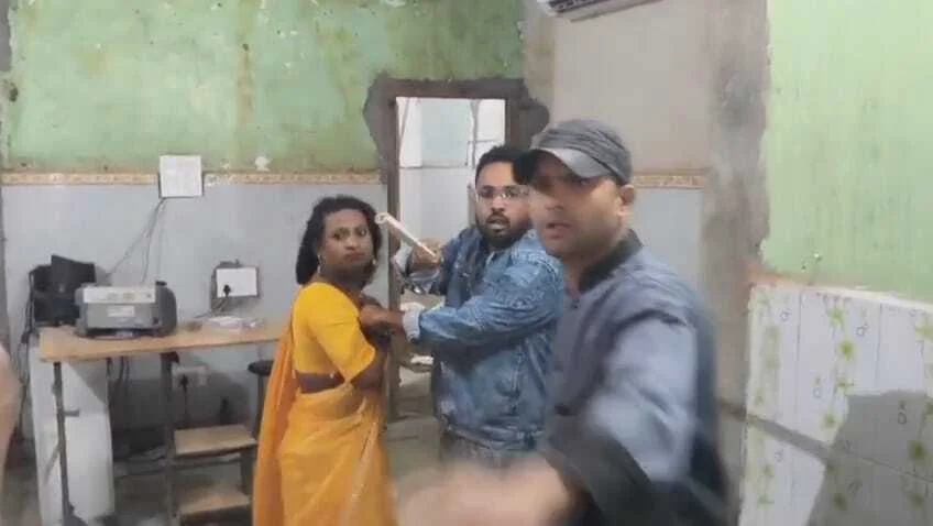 नालंदा: होली के नेक मांगना किन्नरों का पड़ा महंगा, किन्नरों को दौड़ा दौड़ा कर पीटा,किन्नरों को बनाया बंधक,पुलिस ने किन्नरों को कराया मुक्त 2