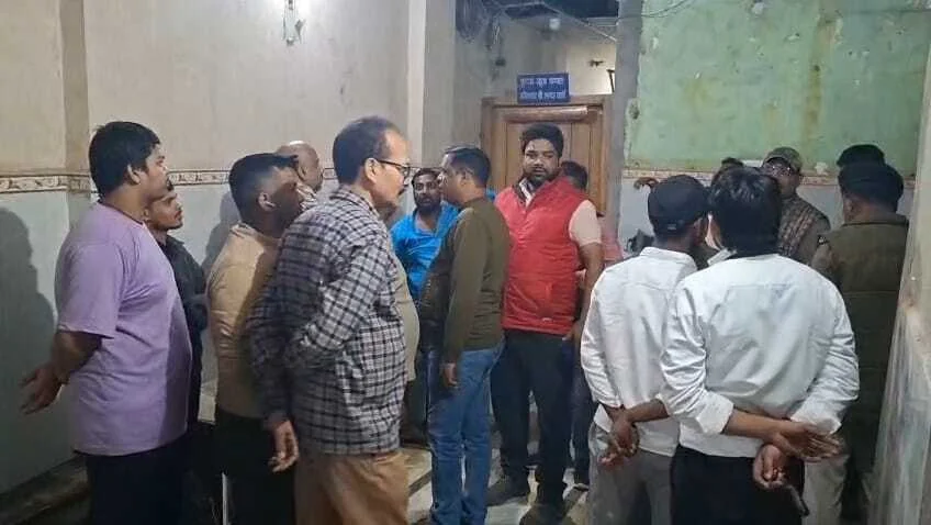 नालंदा: होली के नेक मांगना किन्नरों का पड़ा महंगा, किन्नरों को दौड़ा दौड़ा कर पीटा,किन्नरों को बनाया बंधक,पुलिस ने किन्नरों को कराया मुक्त 3