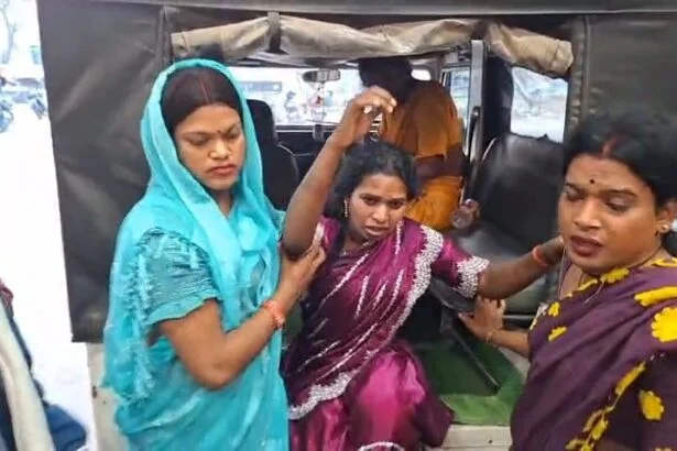 नालंदा: होली के नेक मांगना किन्नरों का पड़ा महंगा, किन्नरों को दौड़ा दौड़ा कर पीटा,किन्नरों को बनाया बंधक,पुलिस ने किन्नरों को कराया मुक्त 7