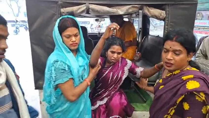 नालंदा: होली के नेक मांगना किन्नरों का पड़ा महंगा, किन्नरों को दौड़ा दौड़ा कर पीटा,किन्नरों को बनाया बंधक,पुलिस ने किन्नरों को कराया मुक्त 12