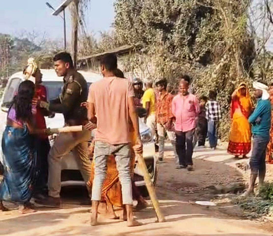 समस्तीपुर में भारी बवाल: आरोपी को छुड़ाने के लिए पुलिस पर महिलाओं का हमला, दरोगा को ताननी पड़ी पिस्टल 2