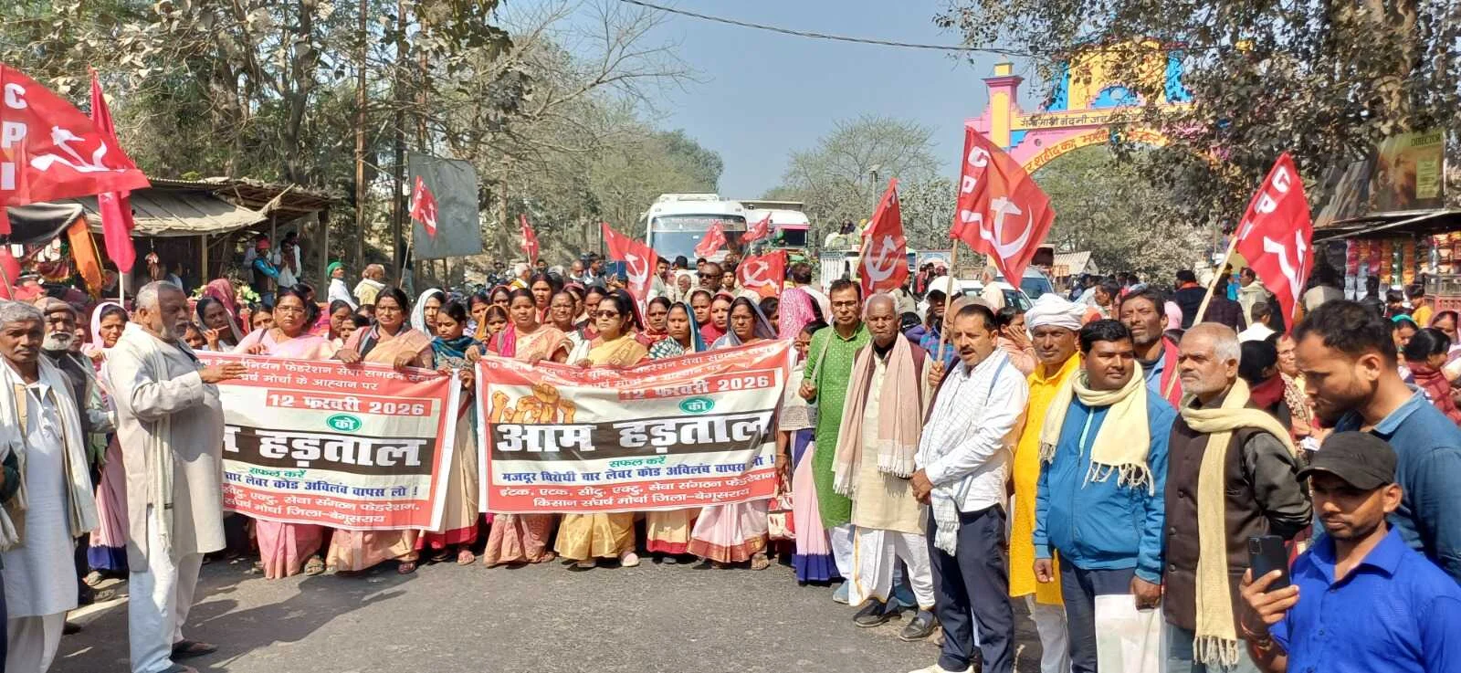 बछवाड़ा में देशव्यापी हड़ताल का व्यापक असर, एनएच-28 जाम कर केंद्र सरकार के खिलाफ प्रदर्शन, फूंका पुतला 4