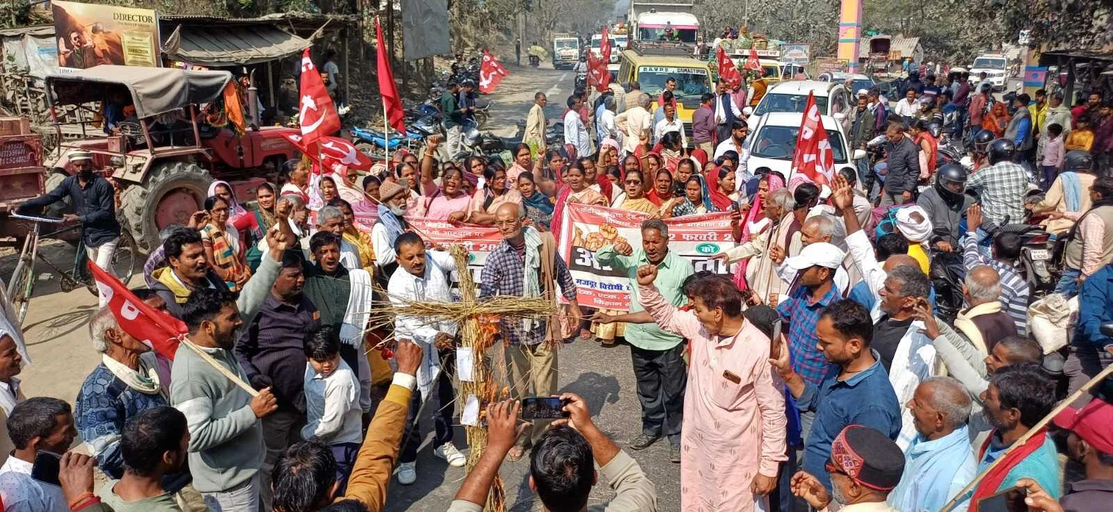बछवाड़ा में देशव्यापी हड़ताल का व्यापक असर, एनएच-28 जाम कर केंद्र सरकार के खिलाफ प्रदर्शन, फूंका पुतला 2