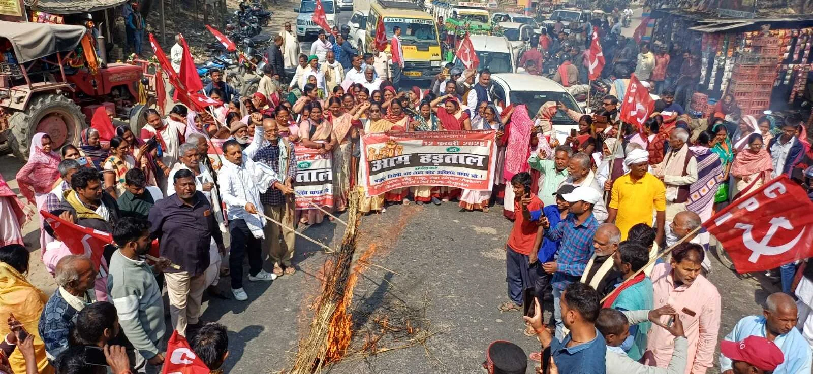 बछवाड़ा में देशव्यापी हड़ताल का व्यापक असर, एनएच-28 जाम कर केंद्र सरकार के खिलाफ प्रदर्शन, फूंका पुतला 3