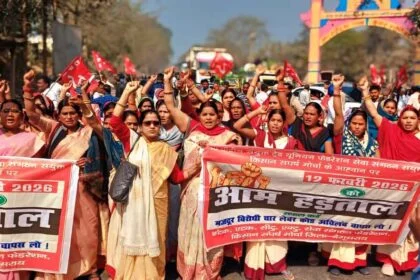 बछवाड़ा में देशव्यापी हड़ताल का व्यापक असर, एनएच-28 जाम कर केंद्र सरकार के खिलाफ प्रदर्शन, फूंका पुतला 10