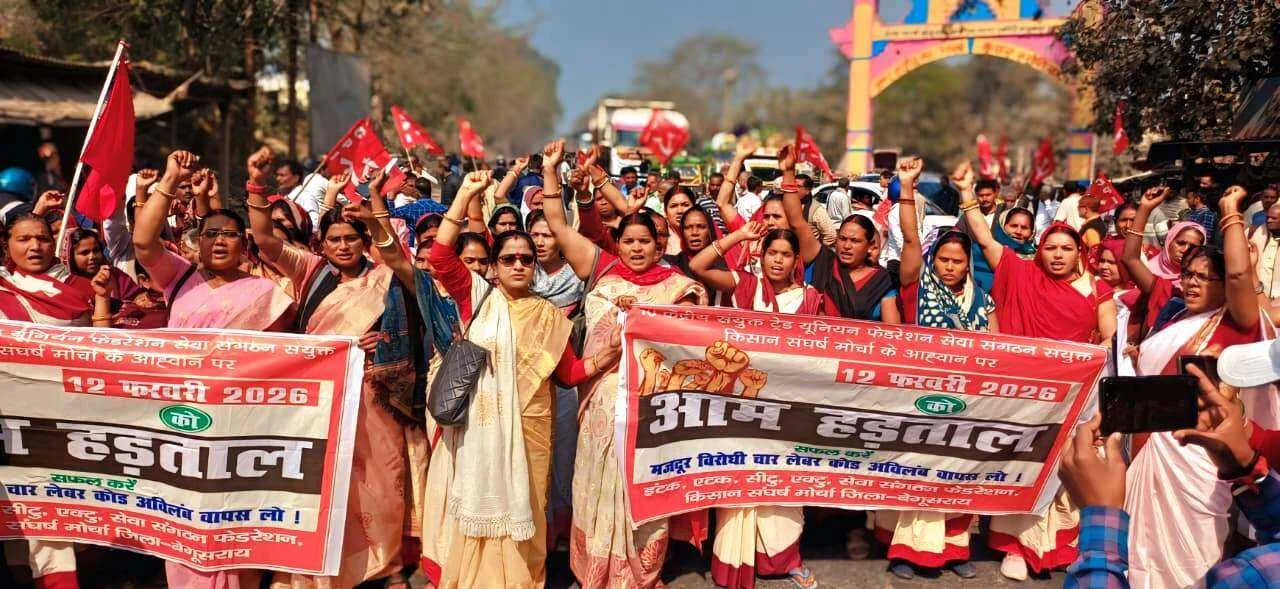 बछवाड़ा में देशव्यापी हड़ताल का व्यापक असर, एनएच-28 जाम कर केंद्र सरकार के खिलाफ प्रदर्शन, फूंका पुतला 6