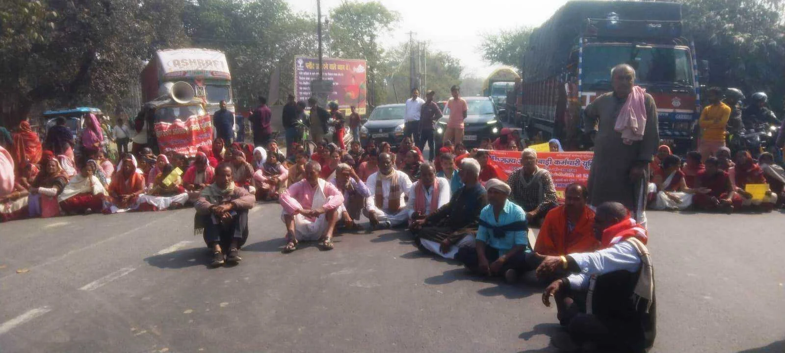 आम हड़ताल से आम आवाम पर मिलजुला असर,नियमित टीकाकरण कुरियर,आशा कार्यकर्ता समेत आंगनवाड़ी कार्यकर्ता,पार्टी कार्यकर्ताओं द्वारा हड़ताल के दौरान निकाला जूलूस 3