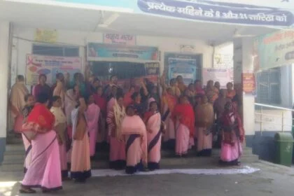 आम हड़ताल से आम आवाम पर मिलजुला असर,नियमित टीकाकरण कुरियर,आशा कार्यकर्ता समेत आंगनवाड़ी कार्यकर्ता,पार्टी कार्यकर्ताओं द्वारा हड़ताल के दौरान निकाला जूलूस 28