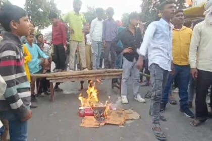 "समस्तीपुर: दिनदहाड़े प्रियंका ज्वेलर्स में भीषण लूट, 20 किलो चांदी और 300 ग्राम सोना लेकर अपराधी फरार" 20