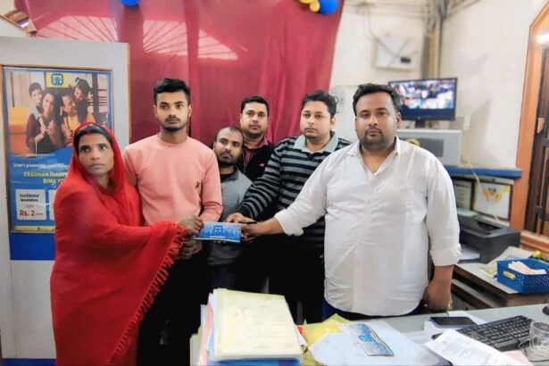 बछवाड़ा में प्रधानमंत्री जीवन ज्योति बीमा योजना का मिला लाभ, मृतक के परिजनों को यूको  बैंक रानी शाखा ने सौंपा 2 लाख का चेक 3
