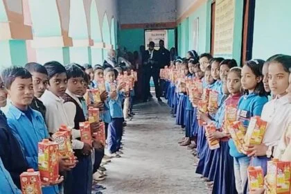 भगवानपुर के तेलन विद्यालय में बच्चों के बीच जूस का वितरण, एकता शक्ति फाउंडेशन ने बढ़ाया हाथ 20