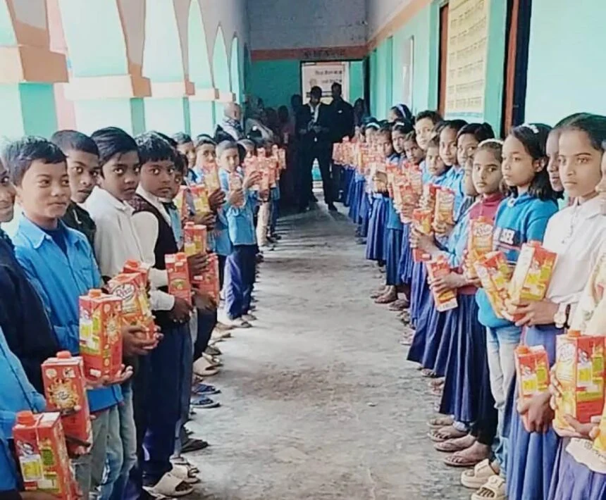 भगवानपुर के तेलन विद्यालय में बच्चों के बीच जूस का वितरण, एकता शक्ति फाउंडेशन ने बढ़ाया हाथ 1