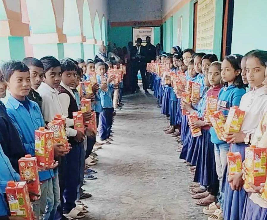 भगवानपुर के तेलन विद्यालय में बच्चों के बीच जूस का वितरण, एकता शक्ति फाउंडेशन ने बढ़ाया हाथ 2