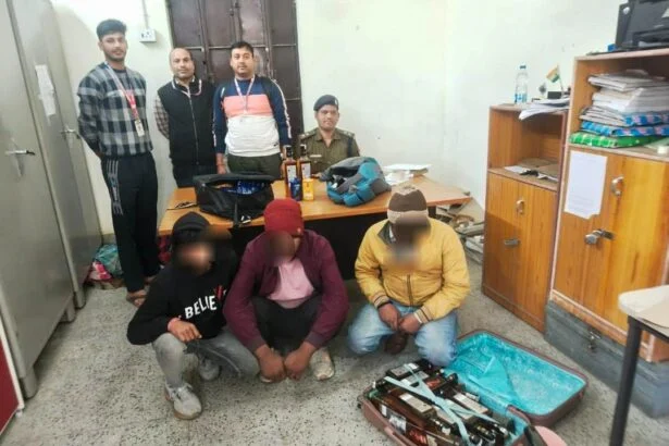 समस्तीपुर जंक्शन पर अवध असम एक्सप्रेस से भारी मात्रा में शराब बरामद, यूपी से खेप ला रहे 3 तस्कर गिरफ्तार 5