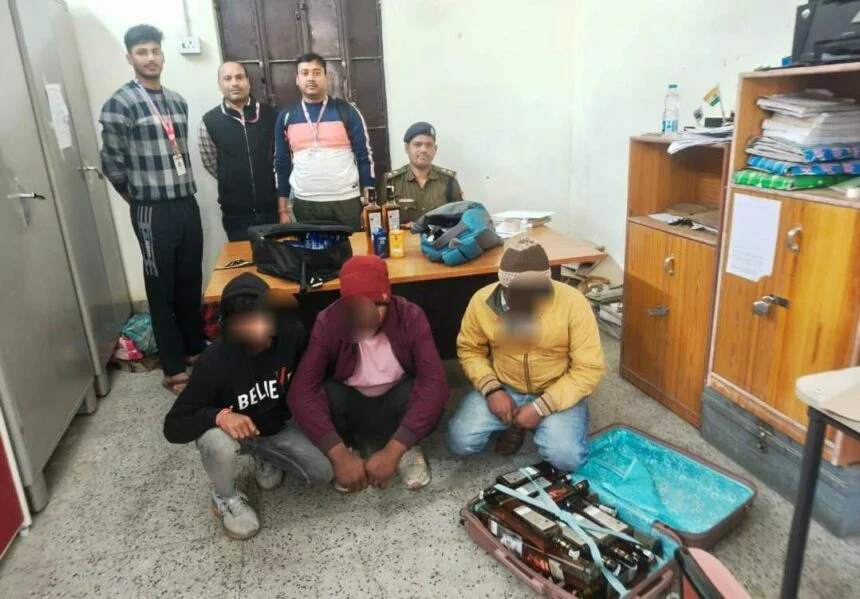 समस्तीपुर जंक्शन पर अवध असम एक्सप्रेस से भारी मात्रा में शराब बरामद, यूपी से खेप ला रहे 3 तस्कर गिरफ्तार 1
