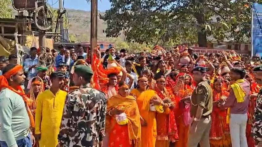 नालंदा: महादेव बीघा से आये हुऎ श्रद्धालुओं ने किया हंगामा, सीएम आने के कारण श्रद्धालुओं को राजगीर कुंड से जल भरने से तीन घंटे तक रोका 1