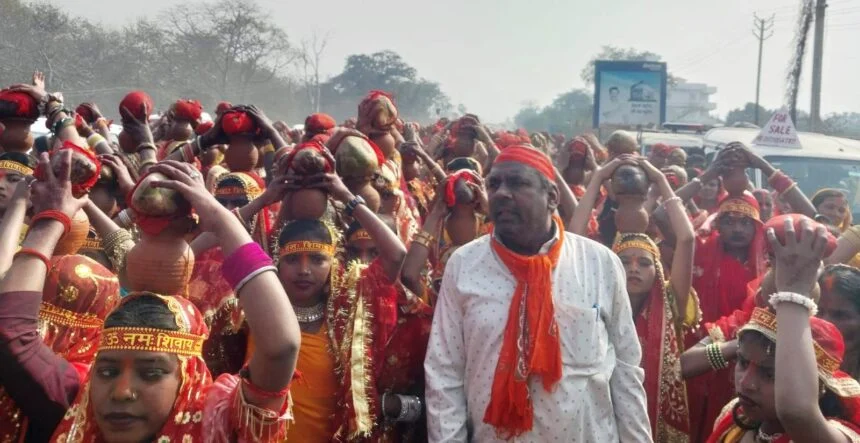 महाशिवरात्रि पर्व को लेकर1100 कुंवारी कन्याओं के साथ निकाली गयी भव्य  कलश शोभा यात्रा 1