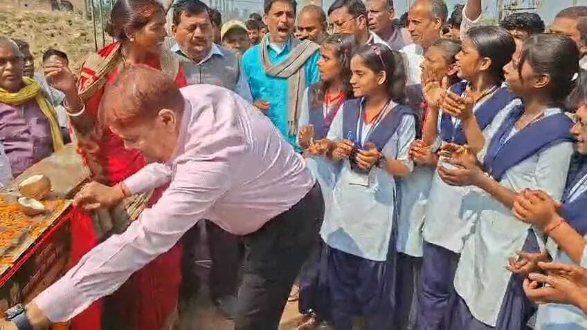 नालंदा: रहूई नगर पंचायत के वार्ड नंबर पांच मे लगभग 59 लाख की लागत से बनने वाले चाहरदिवारी का बीजेपी विधायक डॉ सुनील ने किया शिलान्यास 1