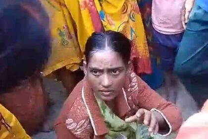 नालंदा: रहूई मे बच्चा चोरी के शक मे पिटाई का सिलसिला जारी, रघुनाथपुर गांव मे मानसिक रूप से विक्षिप्त महिला की ग्रामीणों ने बच्चा चोर समझकर की पिटाई 51