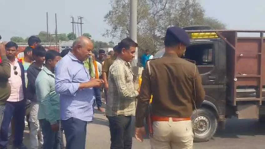 बेगूसराय के जीरोमाइल गोलंबर पर ट्रक ने स्कूटी को रौंदा, पति के सामने पत्नी की दर्दनाक मौत 2