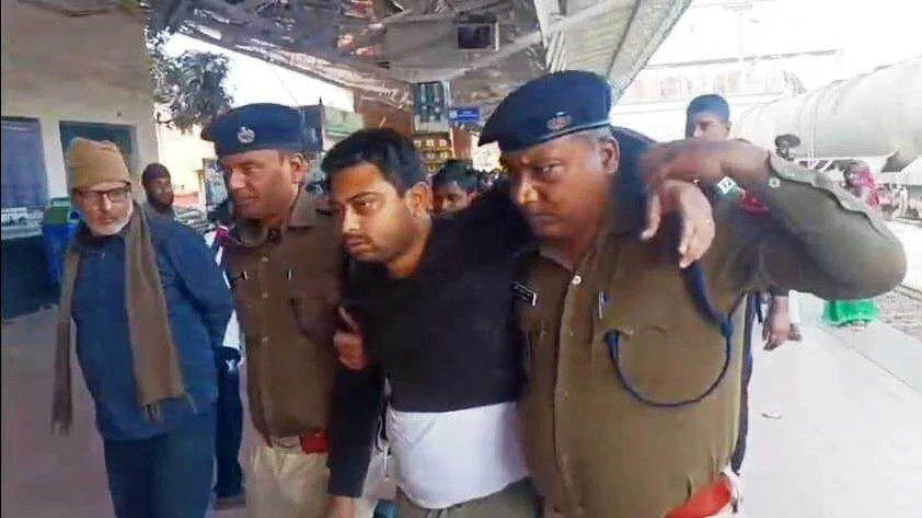 बेगूसराय रेलवे स्टेशन पर रोंगटे खड़े कर देने वाला मंजर,चलती ट्रेन और प्लेटफॉर्म के बीच फंसा युवक, देवदूत बने RPF जवान 2