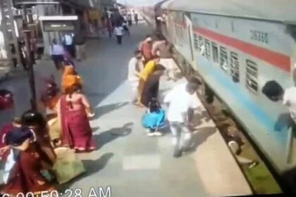 बेगूसराय रेलवे स्टेशन पर रोंगटे खड़े कर देने वाला मंजर,चलती ट्रेन और प्लेटफॉर्म के बीच फंसा युवक, देवदूत बने RPF जवान 17
