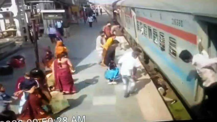 बेगूसराय रेलवे स्टेशन पर रोंगटे खड़े कर देने वाला मंजर,चलती ट्रेन और प्लेटफॉर्म के बीच फंसा युवक, देवदूत बने RPF जवान 8