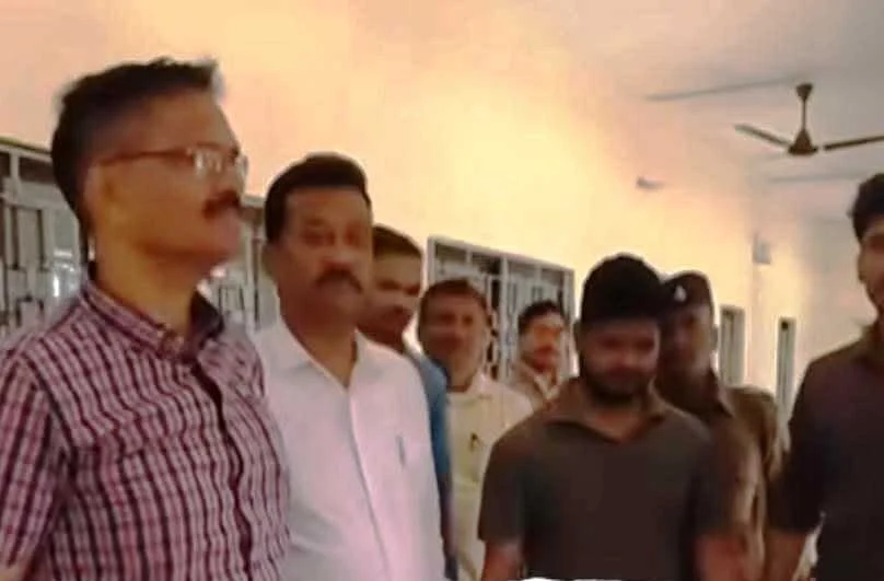 समस्तीपुर: रिश्वतखोर प्रखंड आपूर्ति पदाधिकारी पर निगरानी का शिकंजा,10 हजार रिश्वत लेते रंगे हाथ गिरफ्तार 2