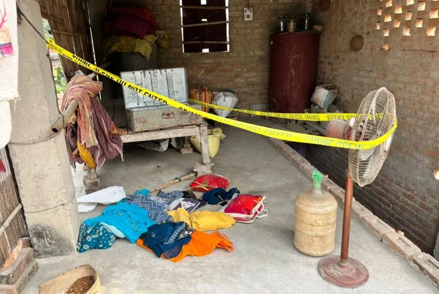 भगवानपुर के जोकिया पंचायत के खखना टोला में चोरों ने  किसान के घर से लाखों के जेवरात और नकदी किया चोरी 1