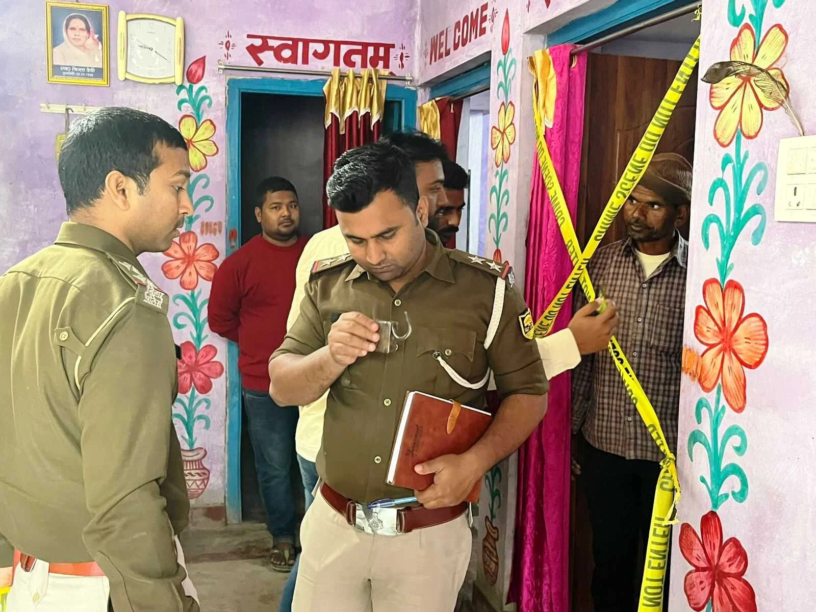 भगवानपुर के जोकिया पंचायत के खखना टोला में चोरों ने  किसान के घर से लाखों के जेवरात और नकदी किया चोरी 2