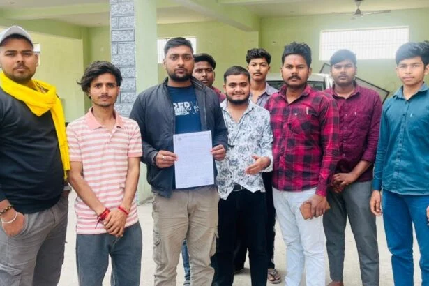 बीहट से जीरोमाइल खंड के बीच जानलेवा दुर्घटनाओं को लेकर एनएचएआई प्रबंधक को सौंपा ज्ञापन 9