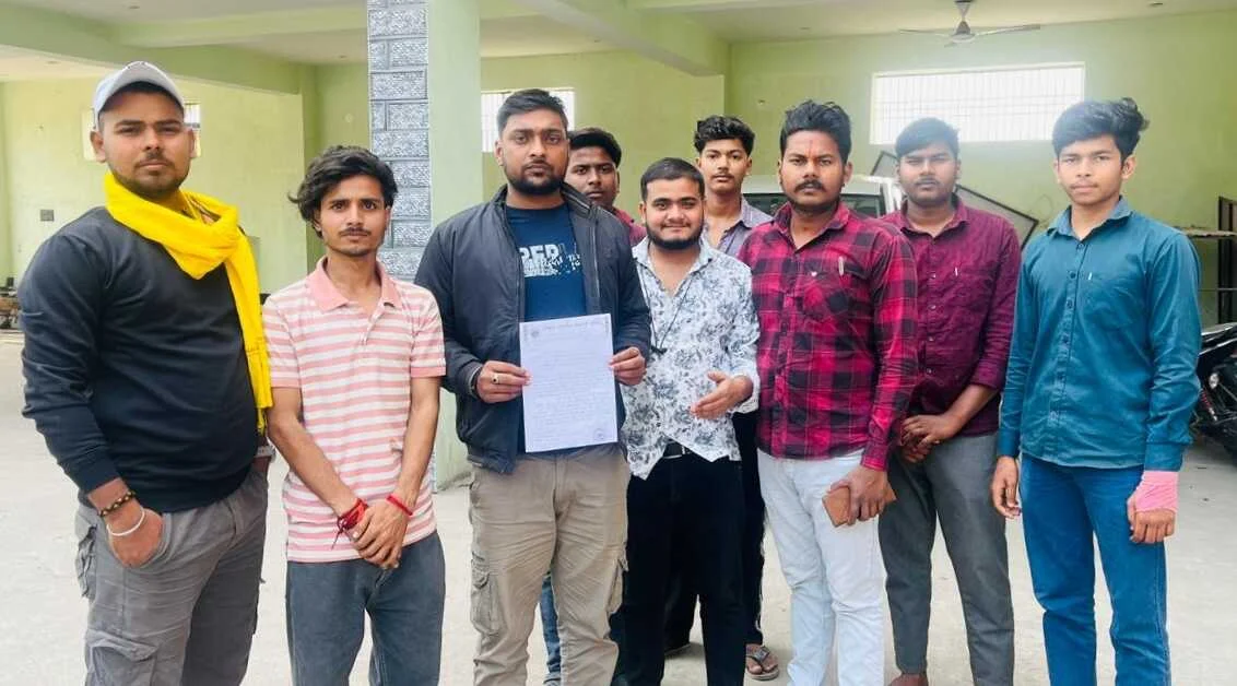 बीहट से जीरोमाइल खंड के बीच जानलेवा दुर्घटनाओं को लेकर एनएचएआई प्रबंधक को सौंपा ज्ञापन 2