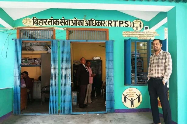 तेघड़ा में राजस्व कर्मियों की हड़ताल से 'सिस्टम' ठप, प्रमाण-पत्रों के लिए आरटीपीएस काउंटर पर भटक रहे छात्र और अभिभावक 7