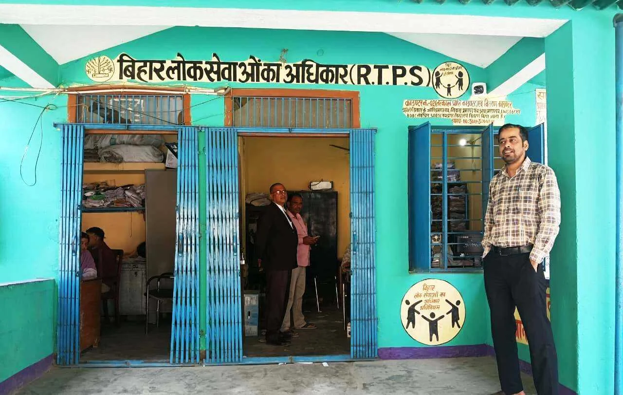 तेघड़ा में राजस्व कर्मियों की हड़ताल से 'सिस्टम' ठप, प्रमाण-पत्रों के लिए आरटीपीएस काउंटर पर भटक रहे छात्र और अभिभावक 14