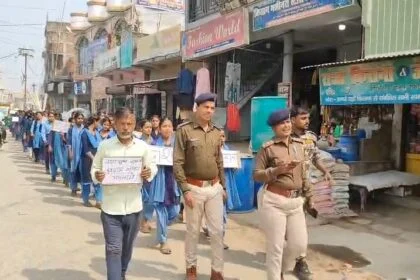 समस्तीपुर: नशा मुक्ति का संदेश लेकर सड़कों पर उतरी पुलिस, वारिसनगर में प्रभात फेरी से गूंजा जागरूकता का स्वर 20