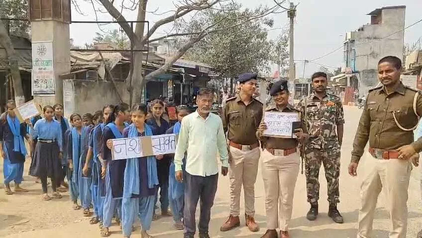 समस्तीपुर: नशा मुक्ति का संदेश लेकर सड़कों पर उतरी पुलिस, वारिसनगर में प्रभात फेरी से गूंजा जागरूकता का स्वर 2