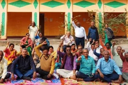 आरसीएसएस कॉलेज बीहट के शिक्षक, कर्मचारियों ने सामूहिक उपवास रख कर किया धरना प्रदर्शन 4