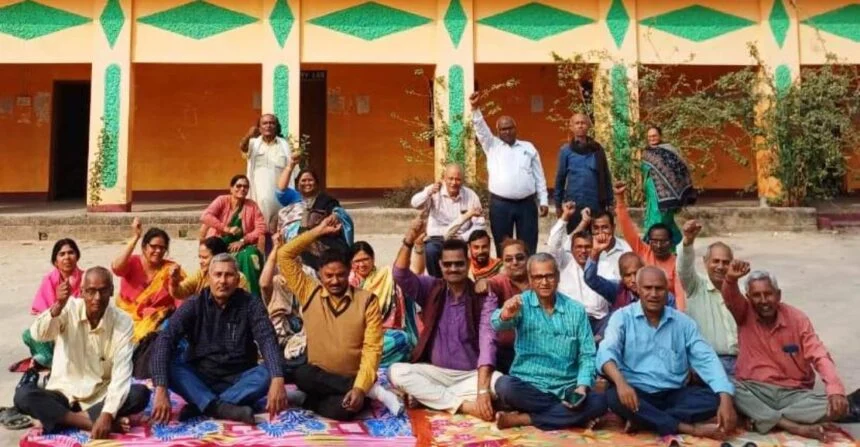 आरसीएसएस कॉलेज बीहट के शिक्षक, कर्मचारियों ने सामूहिक उपवास रख कर किया धरना प्रदर्शन 1