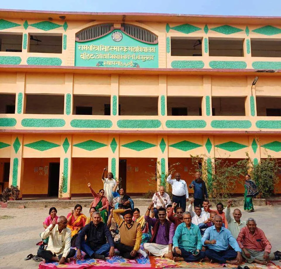 आरसीएसएस कॉलेज बीहट के शिक्षक, कर्मचारियों ने सामूहिक उपवास रख कर किया धरना प्रदर्शन 2