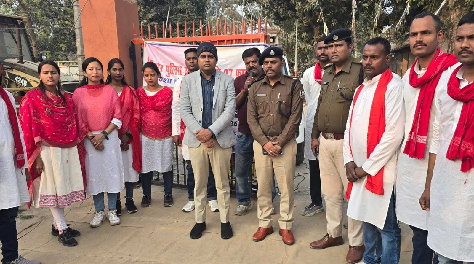 तेघड़ा में नुक्कड़ नाटक के जरिए नशे के खिलाफ शंखनाद, एसडीएम और डीएसपी ने युवाओं को किया जागरूक 3