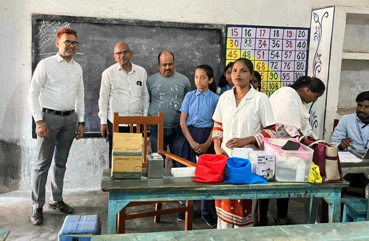 भगवानपुर के मध्य विद्यालय मेहदौली में 75 छात्राओं को लगी एचपीवी वैक्सीन की दूसरी डोज 11