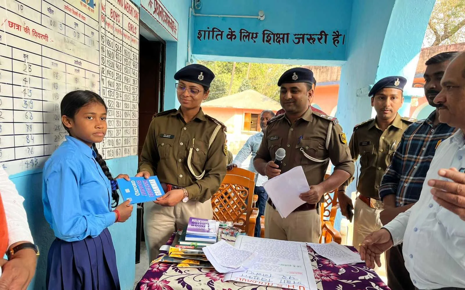 पुलिस सप्ताह का संदेश: मेहदौली मध्य विद्यालय में सजी रंगोली, बच्चों ने पेंटिंग के जरिए दी नशा मुक्ति की सीख 3